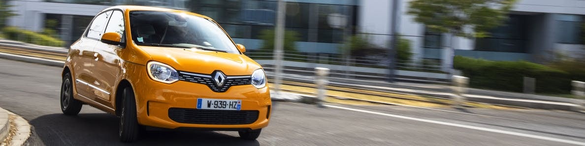 Renault Twingo gelb Exterieur fahrend Frontansicht